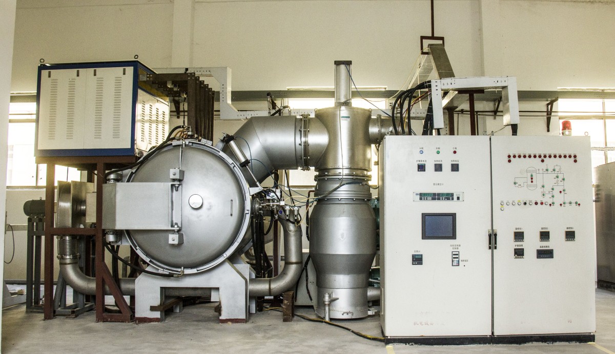 Horizontal vacuum furnace